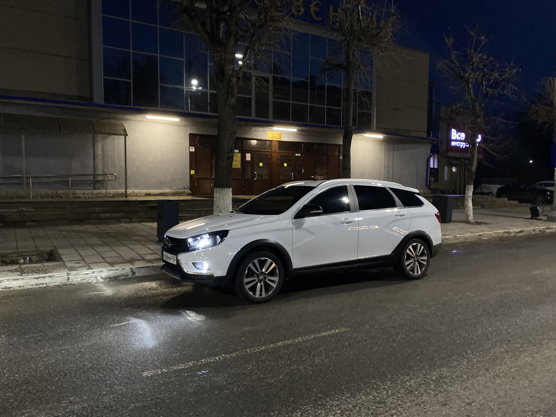 24®. Диски Веста Спорт на Весту СВ Кросс + Мини-линзы в ближний — Lada ...