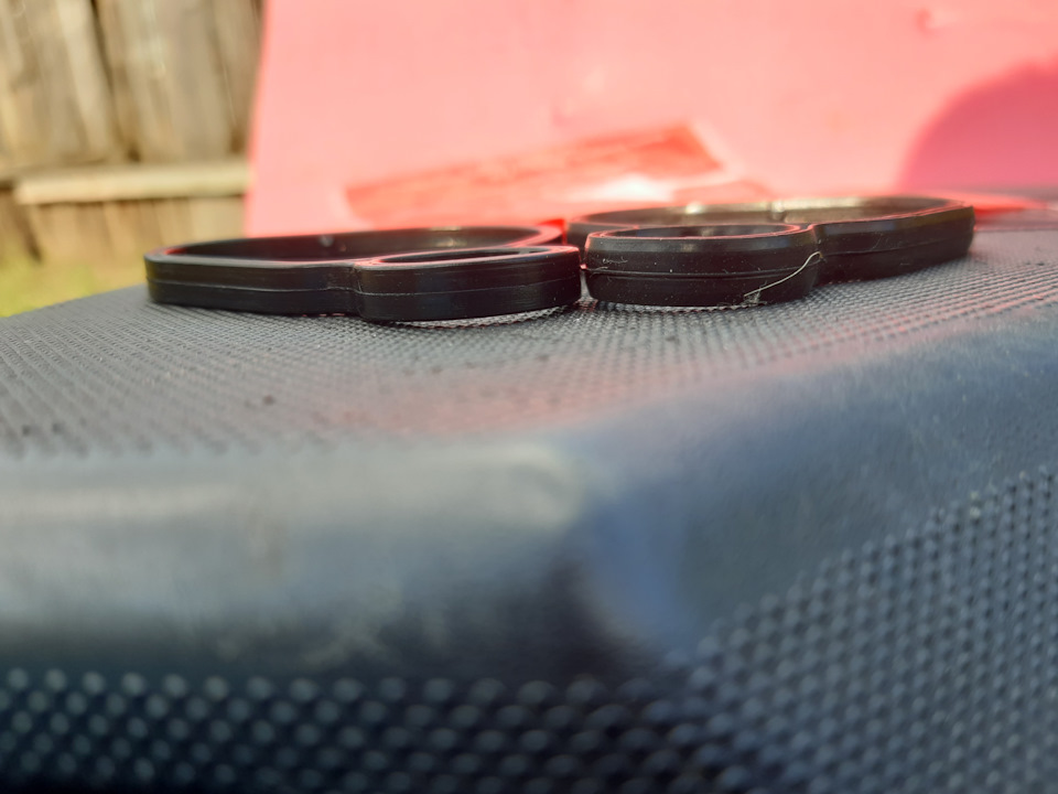 GM#55353321 — треугольная прокладка новая и прокладка из набора ROSTECO#21099, новые ростеко заметно толще оригинала. — Opel Astra J. Запчасти на фото: 55353321