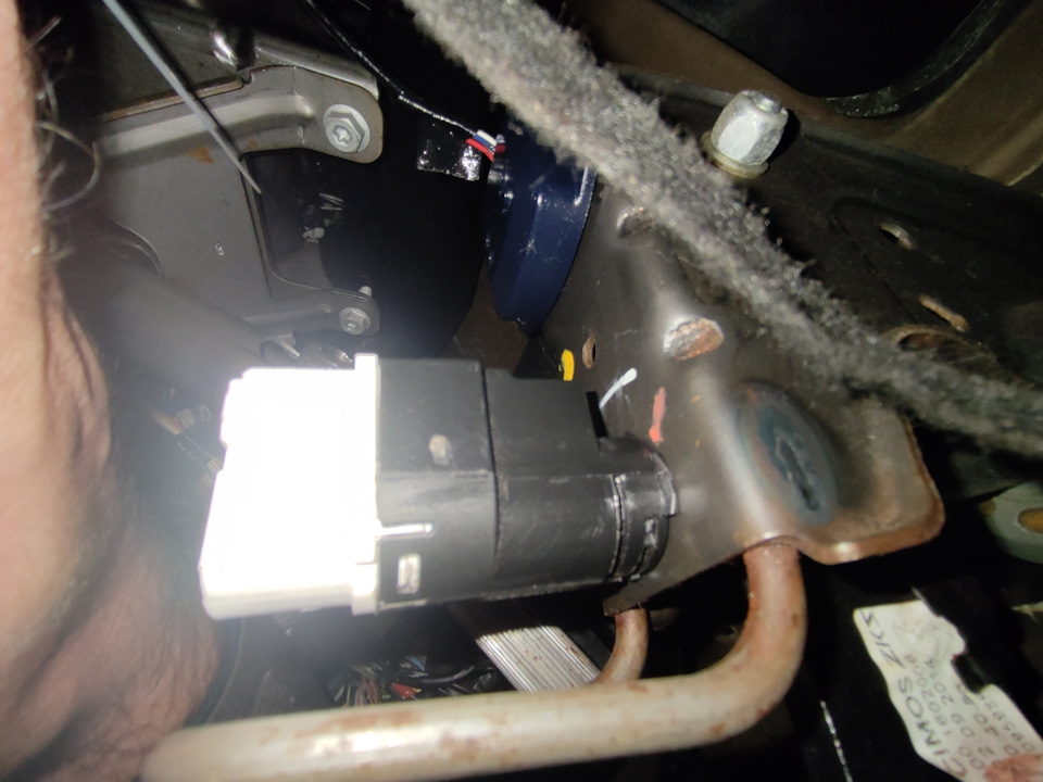 Замена концевика педали тормоза — Renault Duster (1G), 1,6 л, 2014 года ...