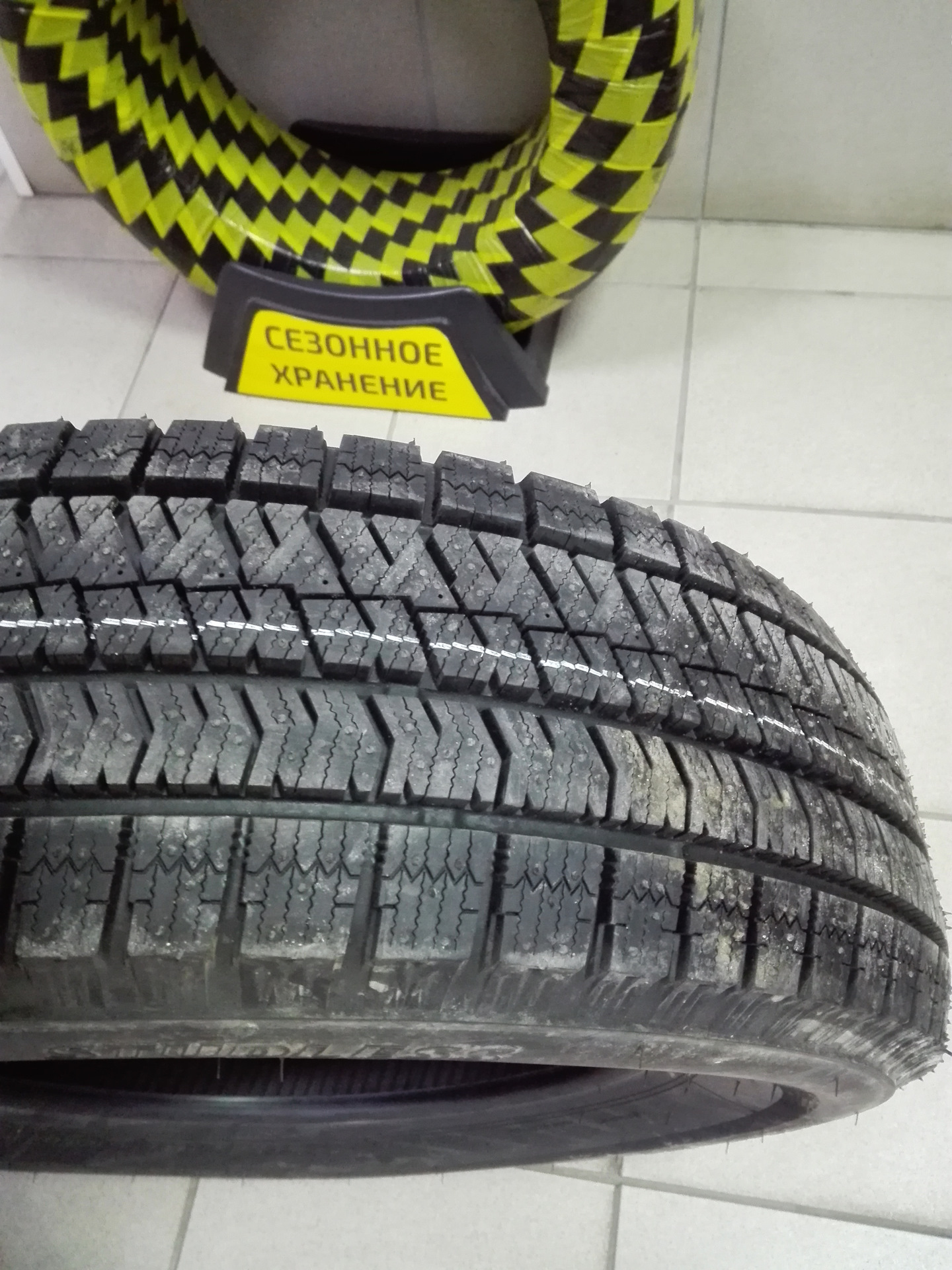 Близак айс. Bridgestone Blizzak Ice. Бриджстоун близак айс. Бриджстоун фрикционные зима. Бриджстоун близак липучка 14.