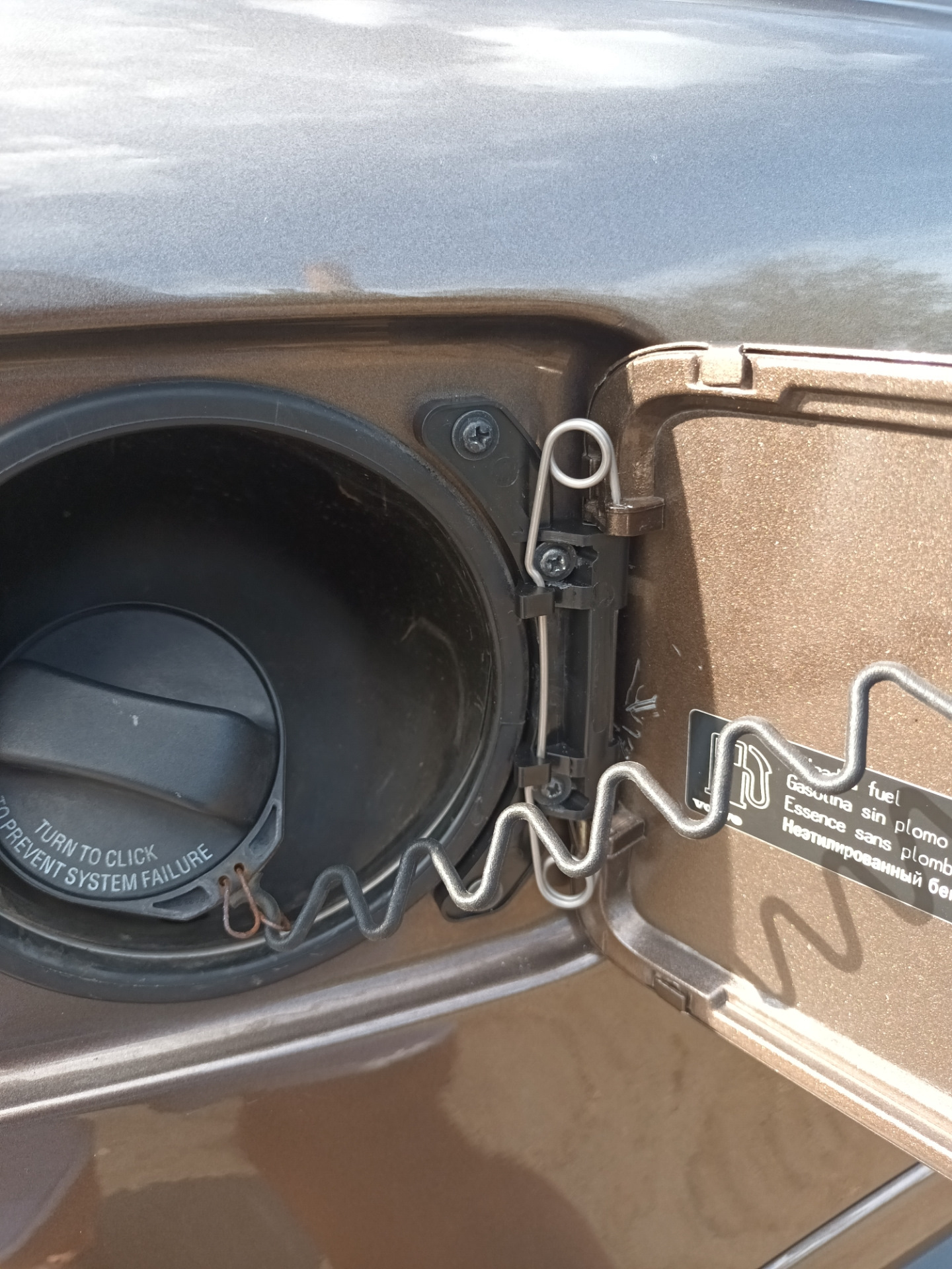 Замена петли лючка бензобака — Volvo XC90 (1G), 2,5 л, 2011 года ...