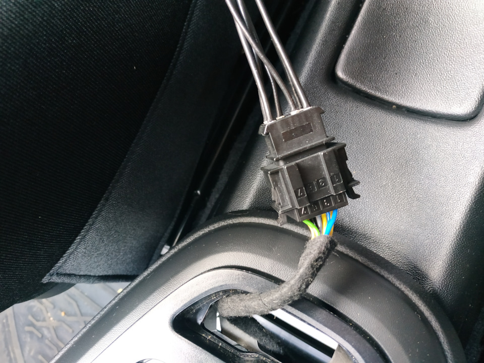 Подключение, как и планировалось, разъем в разъем. Необходим только блок кнопок от люксовой Весты — Lada Vesta SW (1G)