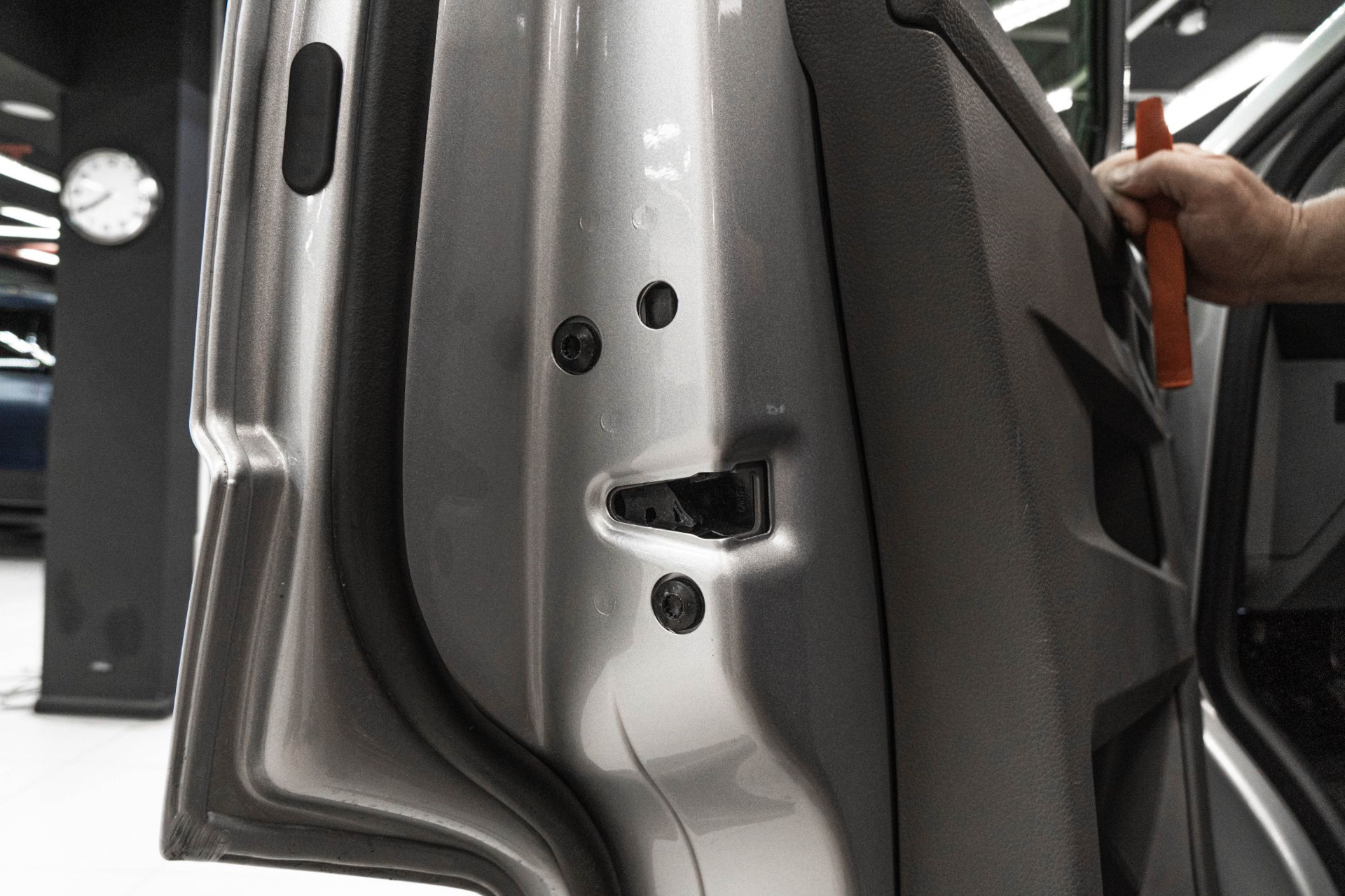 Установка доводчиков дверей на Volkswagen Caravelle (дверные доводчики ...