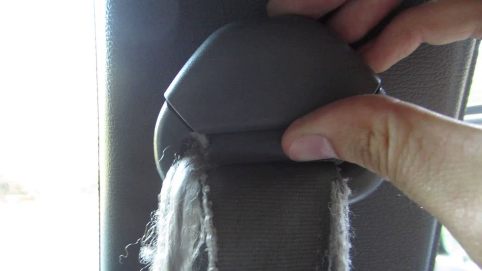 Съем (замена) ленты ремня безопасности — Toyota Corolla Levin (AE100 ...