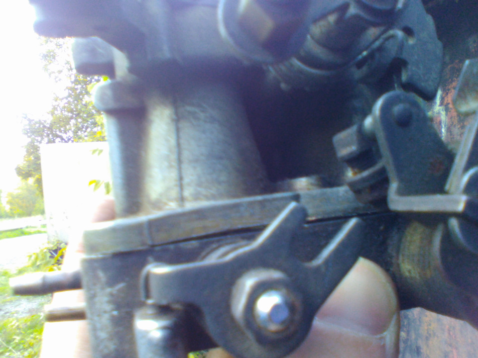 перебрать карбюратор, настроить, плюнуть на него, купить другой и снова ...