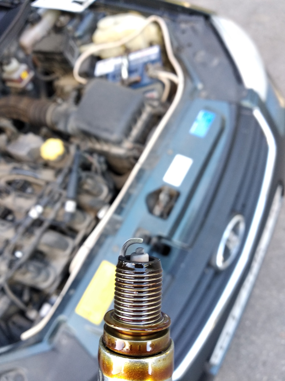 Замена свечей и масло в колодцах — Lada Приора хэтчбек, 1,6 л, 2012 ...