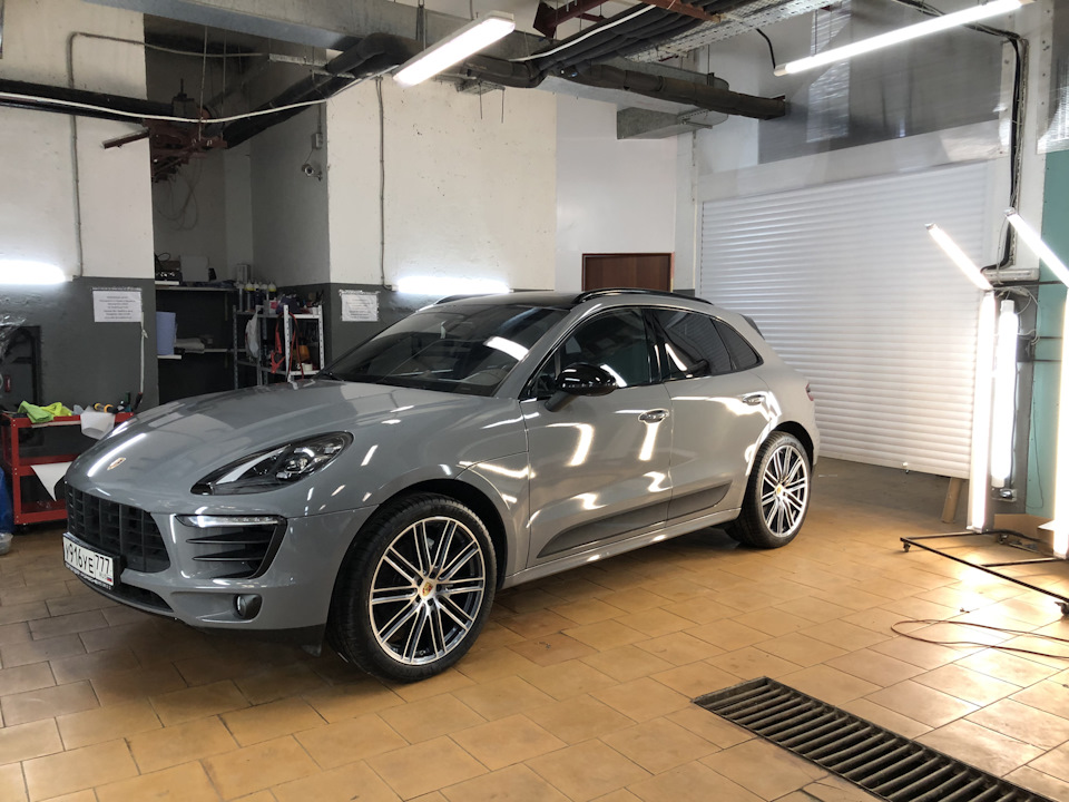 Green Khaki Porsche Macan