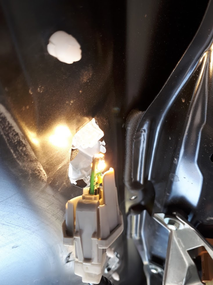 [ремонт мелкий] замена лампочек в подсветке номера + доработка молдинга ...