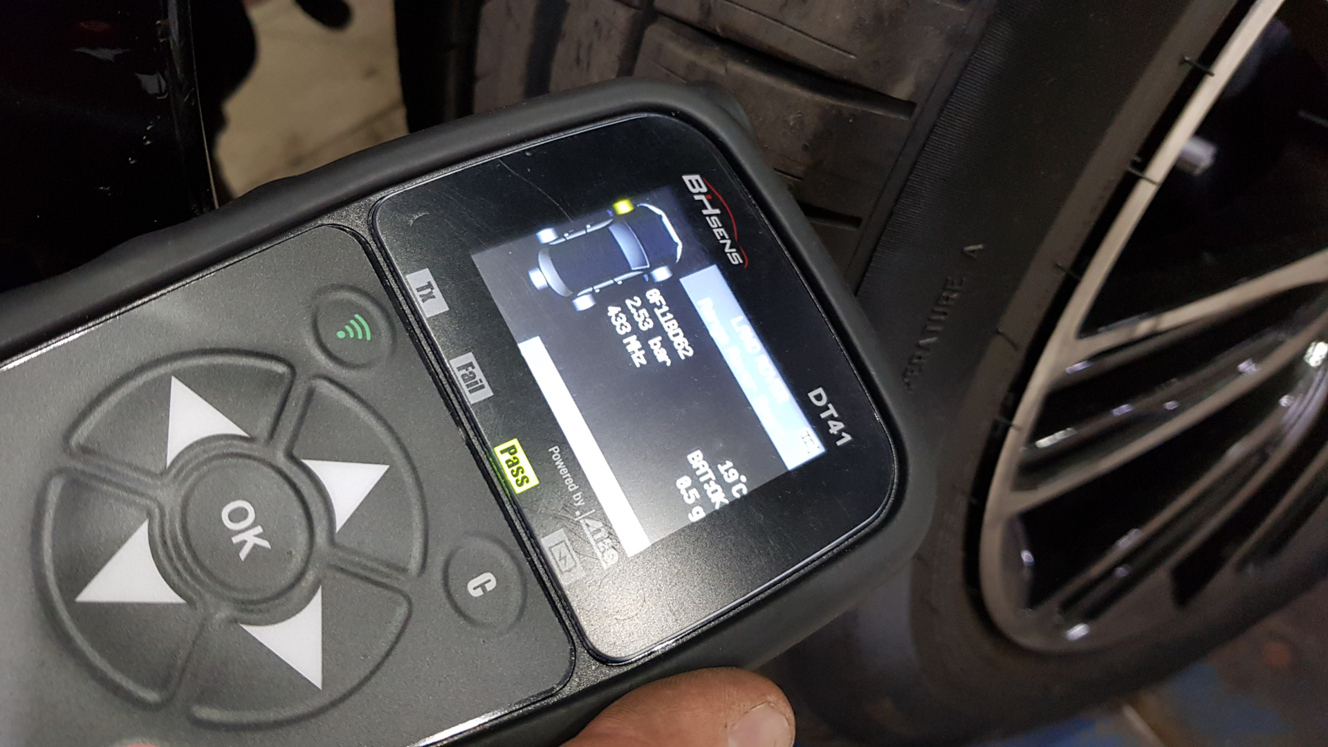 Замена суппортов и установка датчиков давления в шинах на Range Rover ...