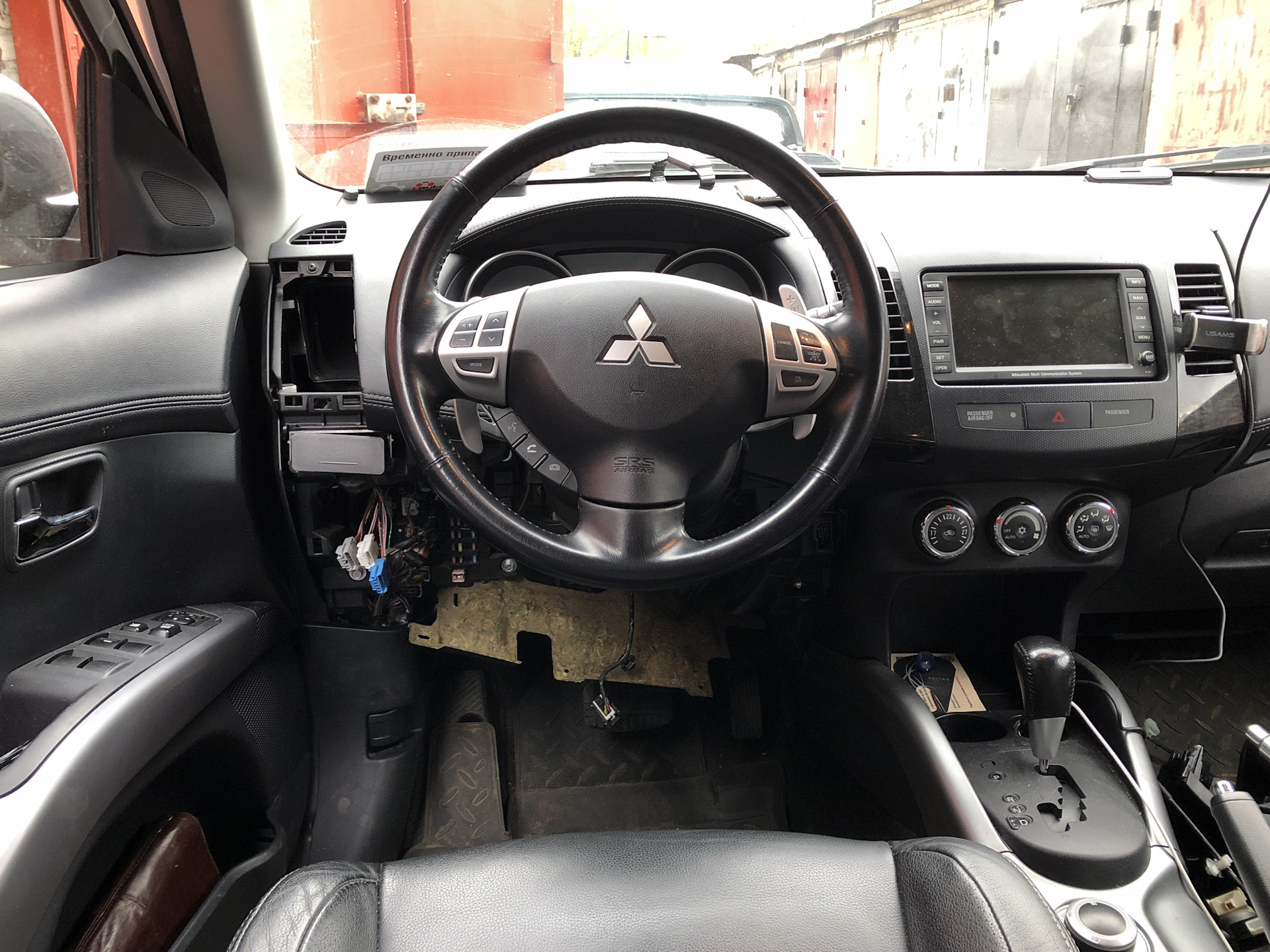Установил на мицубиси. Mitsubishi Outlander XL салон. Pcm Mitsubishi Outlander. Mitsubishi Outlander XL В новой кабине. Разъем ОВД на Митсубиси Аутлендер ХЛ 2012 года
