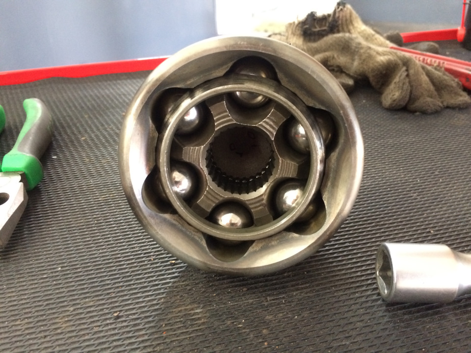 Замена внешнего пыльника шруса — Volkswagen Touareg (1G), 2,5 л, 2005 ...