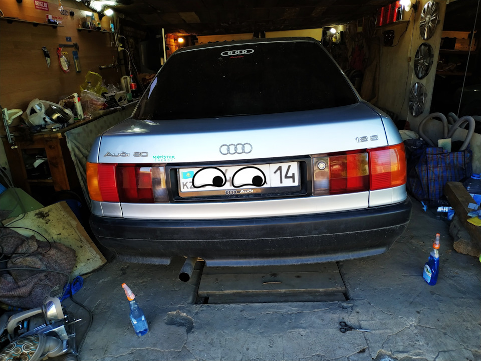 Закатал два фоноря на багажнике — Audi 80 (B3)