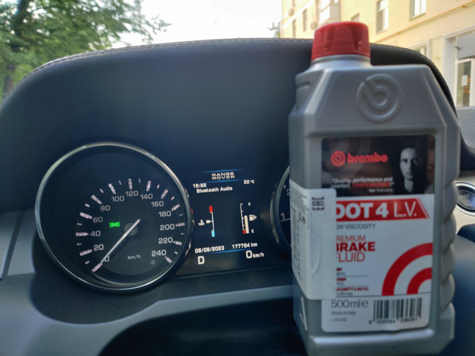 Замена тормозной жидкости — Land Rover Range Rover Evoque, 2,2 л, 2013 ...