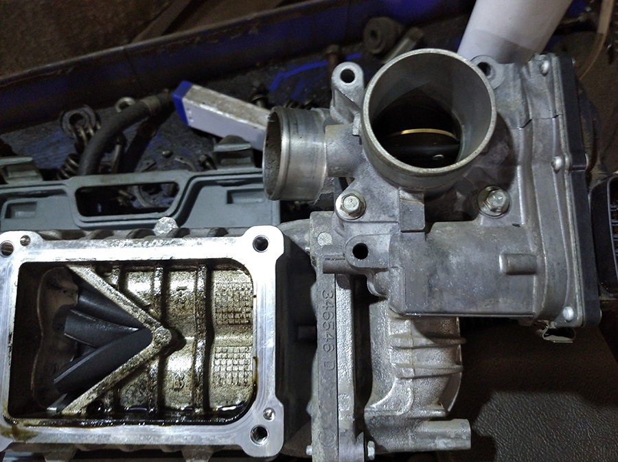 разобранный нагнетатель, в собранном виде он никак не хотел вылезать — Nissan Note (2G)