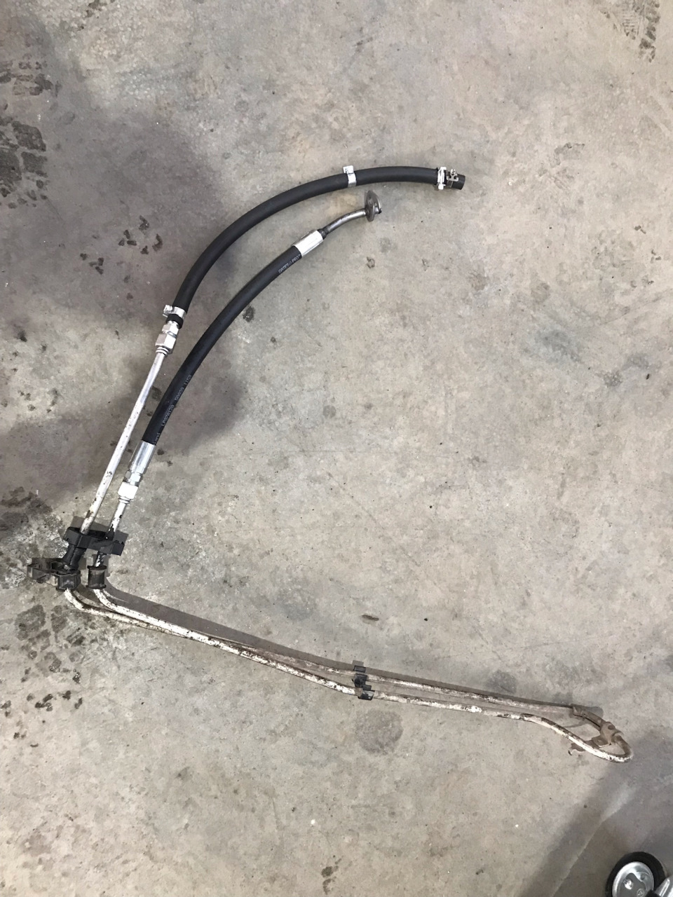 Лопнул шланг гура. Порвался шланг на гур. 4. Трубка гур opel 6511. Шланг гур ssangyong kyron.