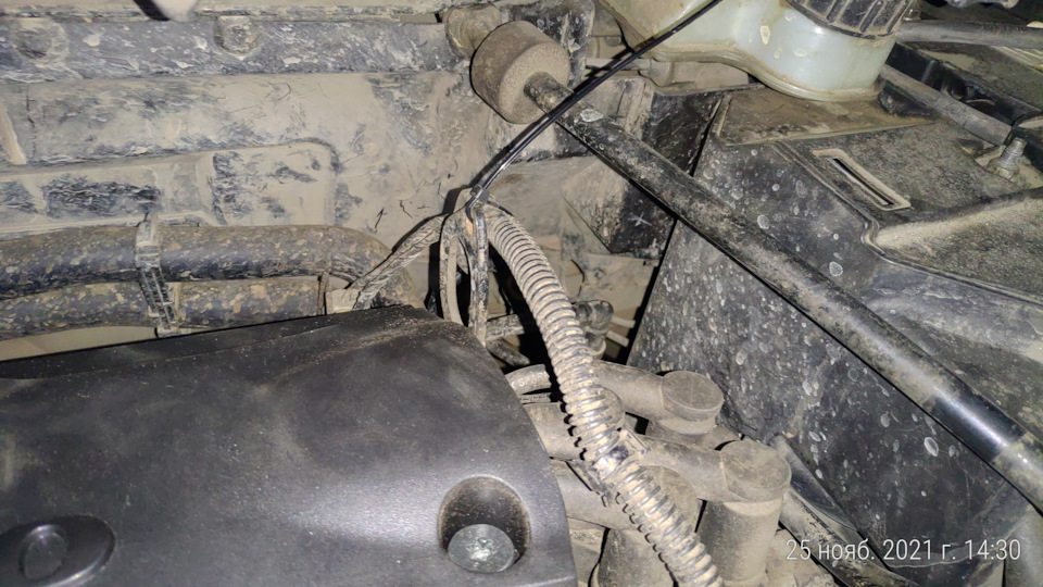 На хомут подвесил временно. Забыл куда хомут с втыкалкой подевал — Ford Focus Sedan II