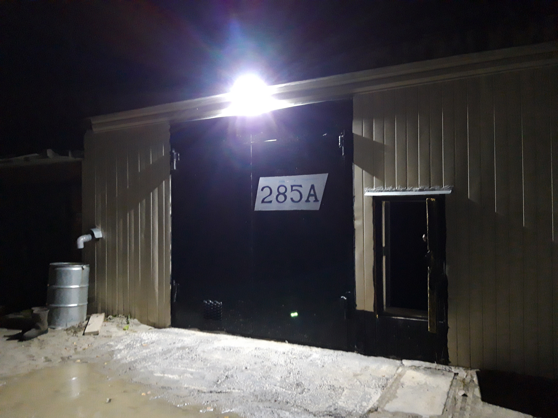 Прожектор в гараж. Подсветка гаража. Освещение в гараже. Уличное освещение гаража.
