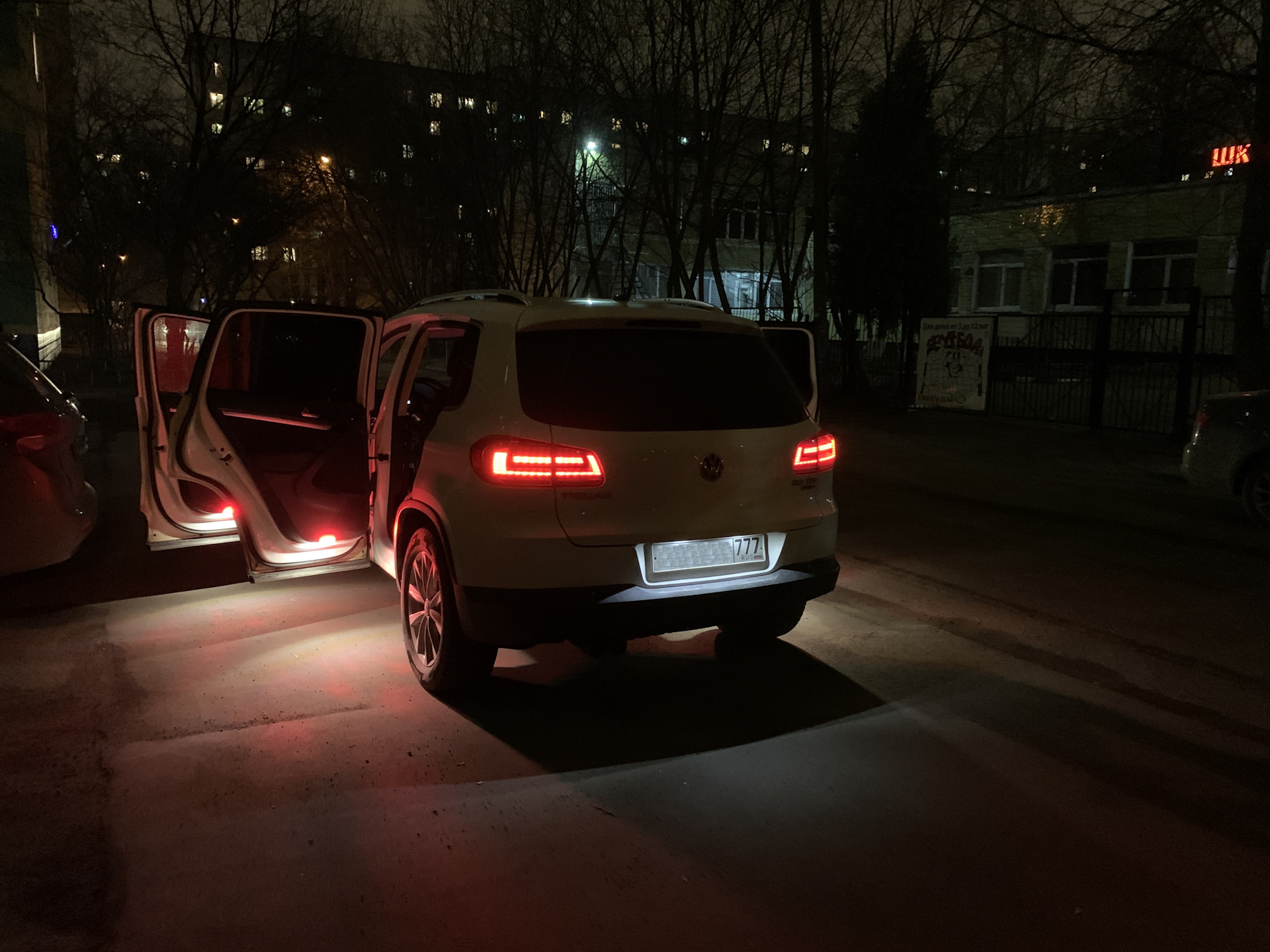 Установка фонарей с LED в двери вместо катафот — Volkswagen Tiguan (1G), 2  л, 2013 года | тюнинг | DRIVE2