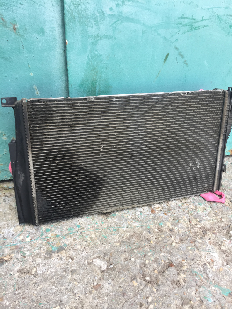 И моем радиатор. На фото видно что он пропускает, но антифриз не уходит, пока менять не стали. — BMW 1 series (F20)