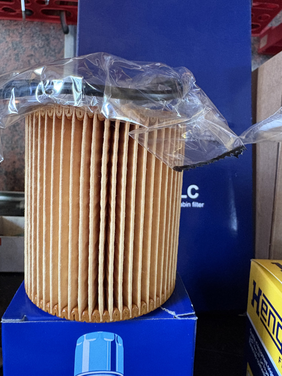 UFI. Очень схож с MANN, смело можно брать как основной фильтр. Сам на них ездил — BMW 1 series (E81/E87)