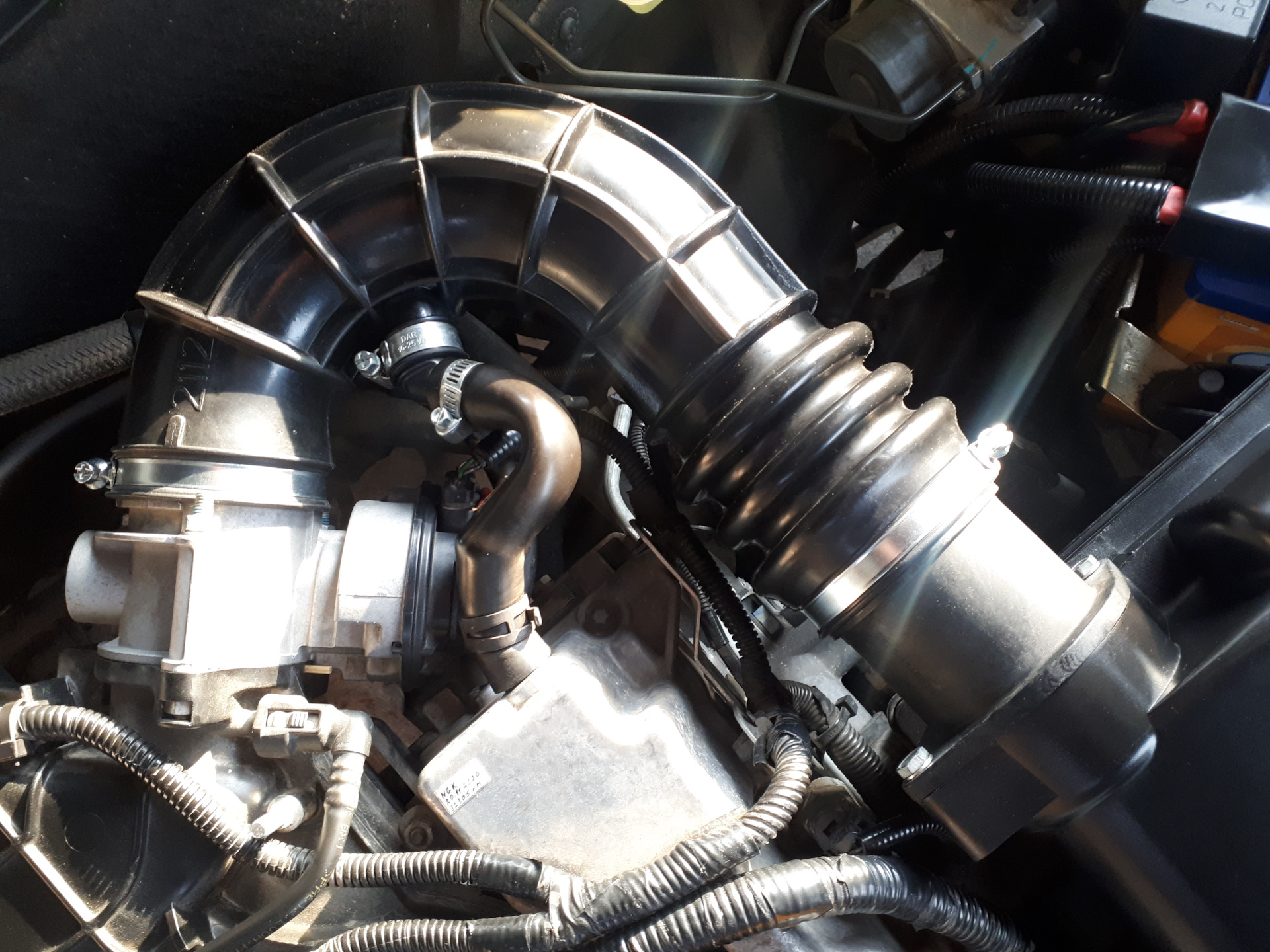 Впускной патрубок 2112 — Lada Приора седан, 1,6 л, 2017 года | запчасти ...