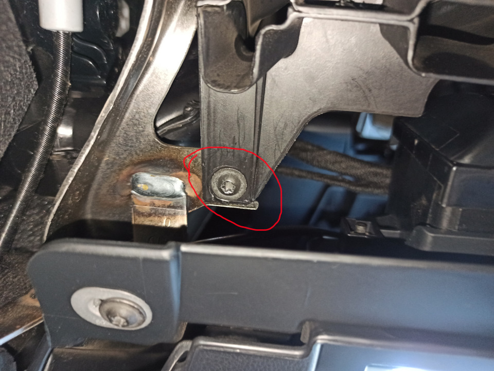 Винт торкс Т20, которым прикручен патрубок к кузову — Volkswagen Polo Sedan