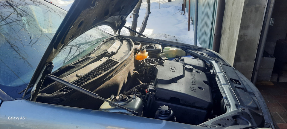 (50) Установка газлифтов капота — Lada Приора седан, 1,6 л, 2010 года ...