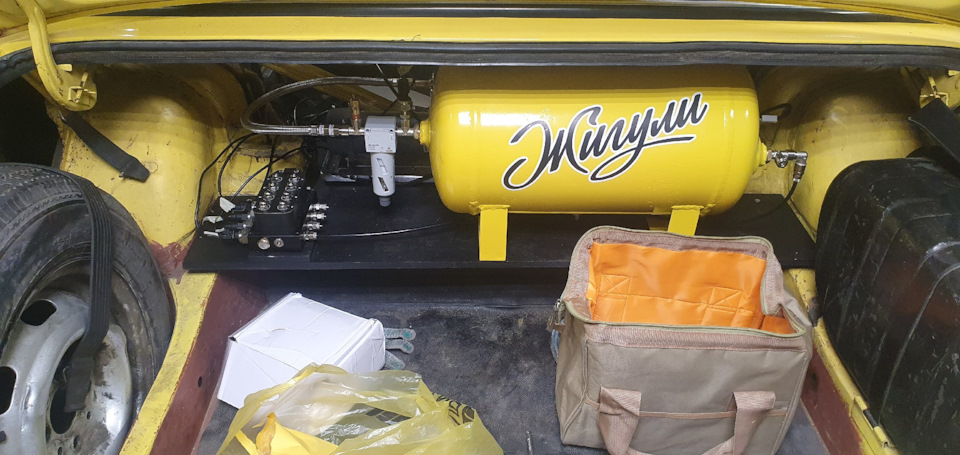 сделал полку из 12 фанеры, покрашена акрилом в черный. — Lada 2101