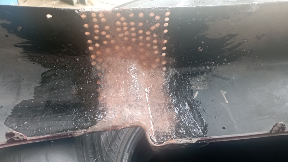 Потом с внутренней стороны. Но делать это надо всё быстро, что бы смола на смогла подсохнуть и получилось монолитное соединение. — Peugeot 206 CC