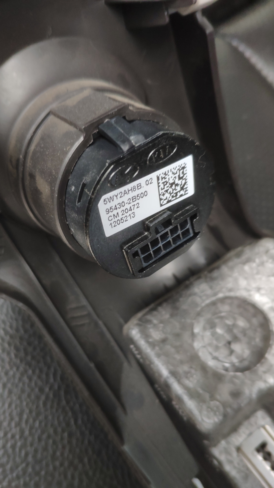Отжимаем 2 усика и кнопка вынимается. — Hyundai Santa Fe (2G). Found on photo: 954302B500