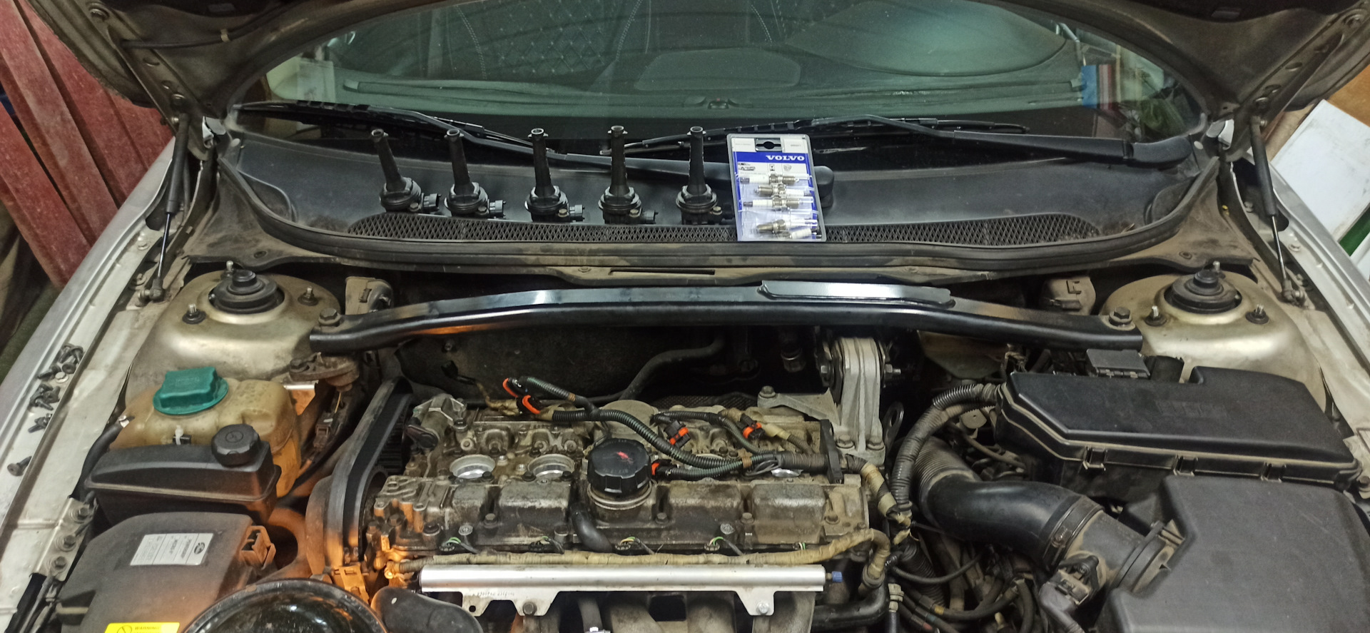 Свечи и топливный фильтр — Volvo S60 (1G), 2,3 л, 2003 года | плановое ...