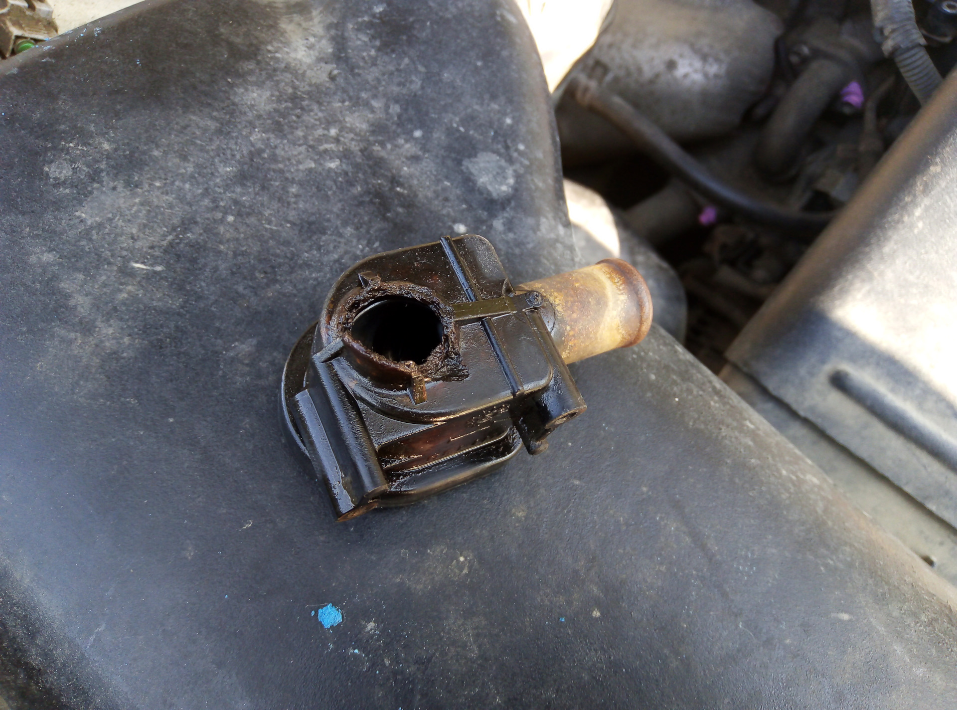 Ваз 2115 патрубки печки в салоне. Кран печки scania 4. Кран печки антифриз. Кран печки антифриз. Трубка антифриза камаз 54901.