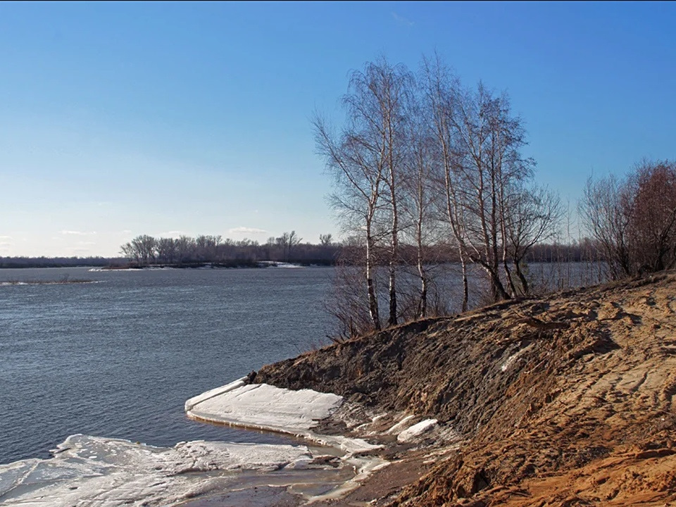 Волги изменяется в разные времена. Кострома река Волга апрель. Разлив Волги в Костроме. Апрель Волга Тольятти.