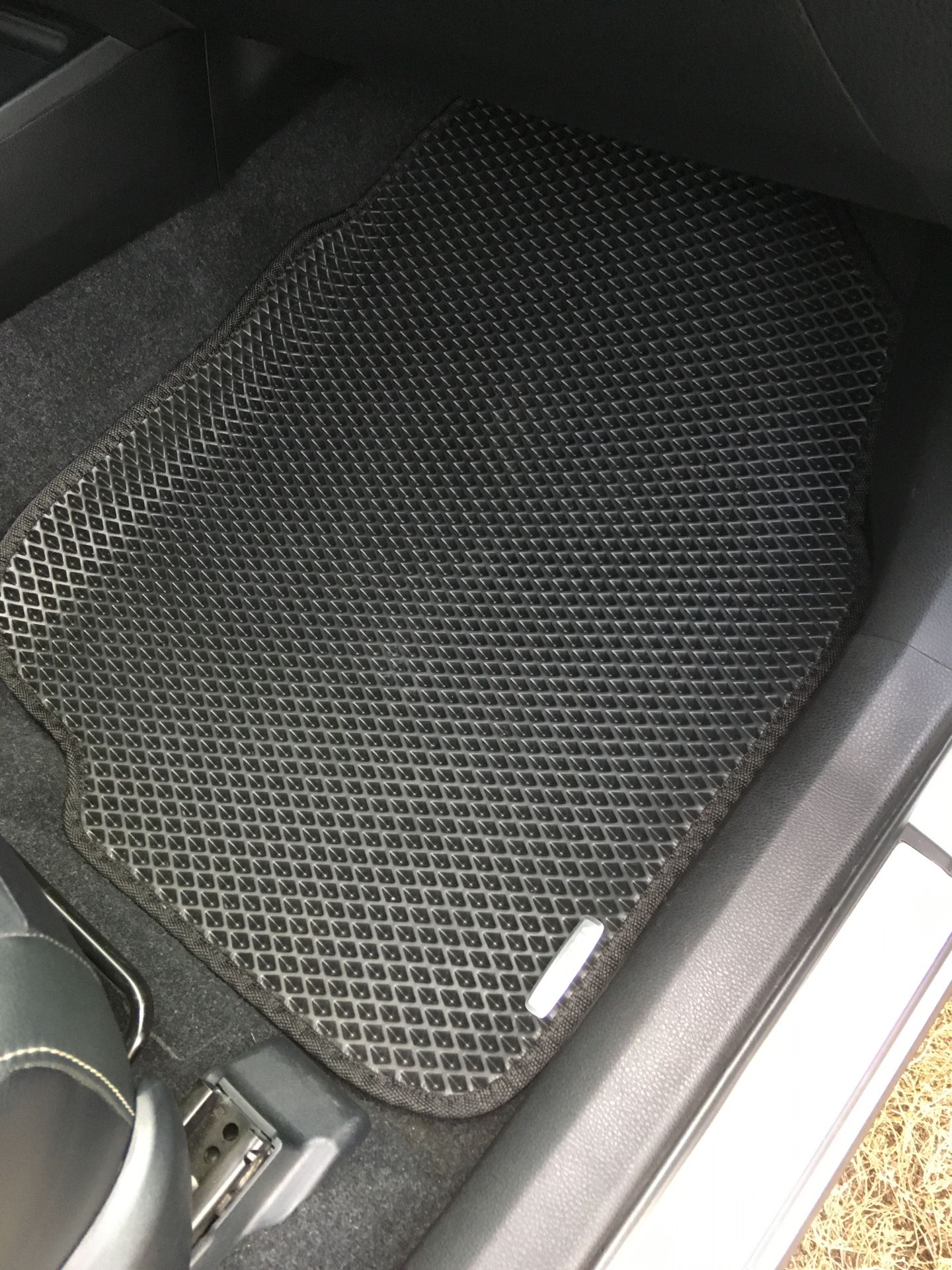 Модные коврики для тойота. Коврик rav 4. Коврики для рав4 2022. Ковры автомобильные gumarny zubri. Коврики резиновые 2017 рав4.