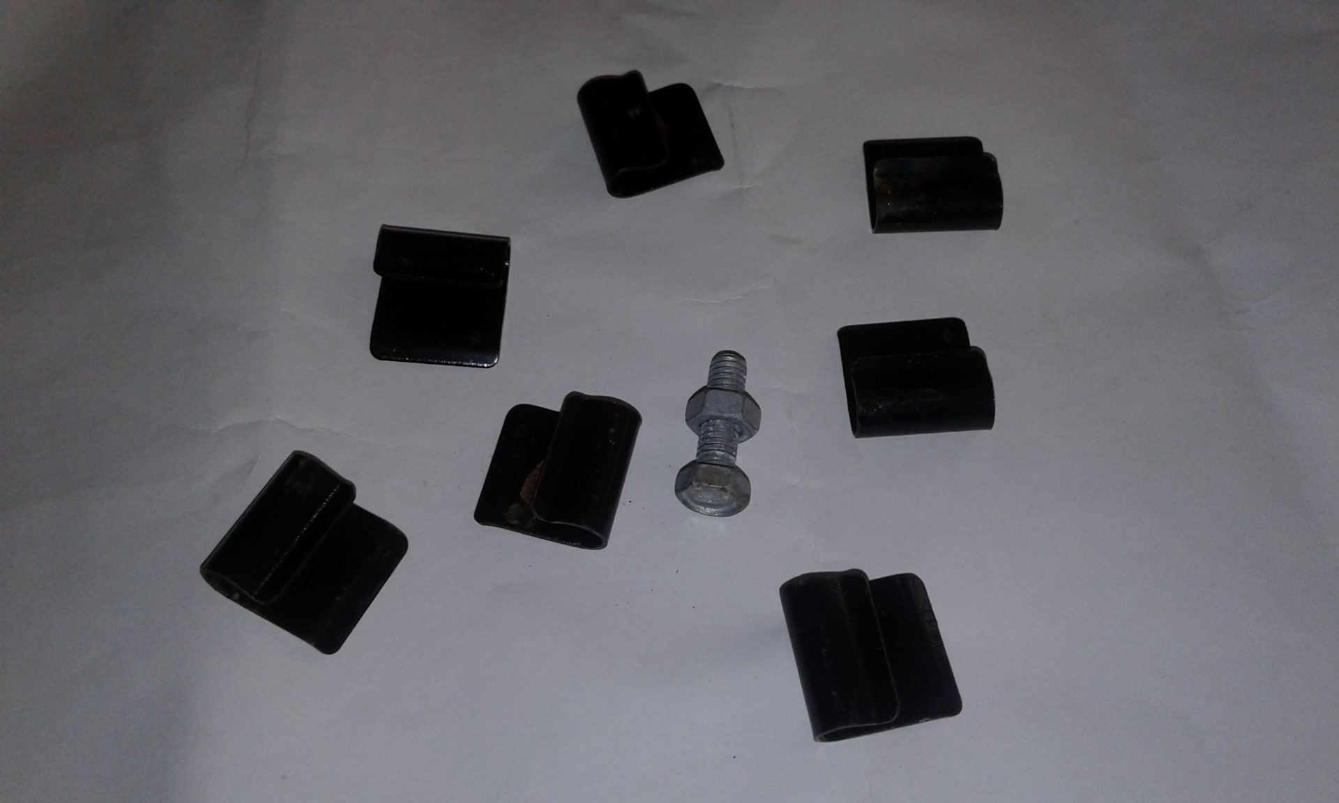 крепеж заднего брызговика. крепеж переднего брызговика форд фокус 2. крепеж пистоны для брызговиков ford focus 3. Ford 1437185 крепеж брызговиков. кронштейн брызговика нива урбан.