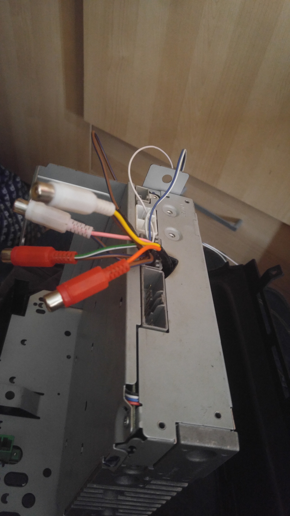 Под рца пропезал отверстие, а провода на плату и так легли хорошо — Honda Civic Hatchback (8G)