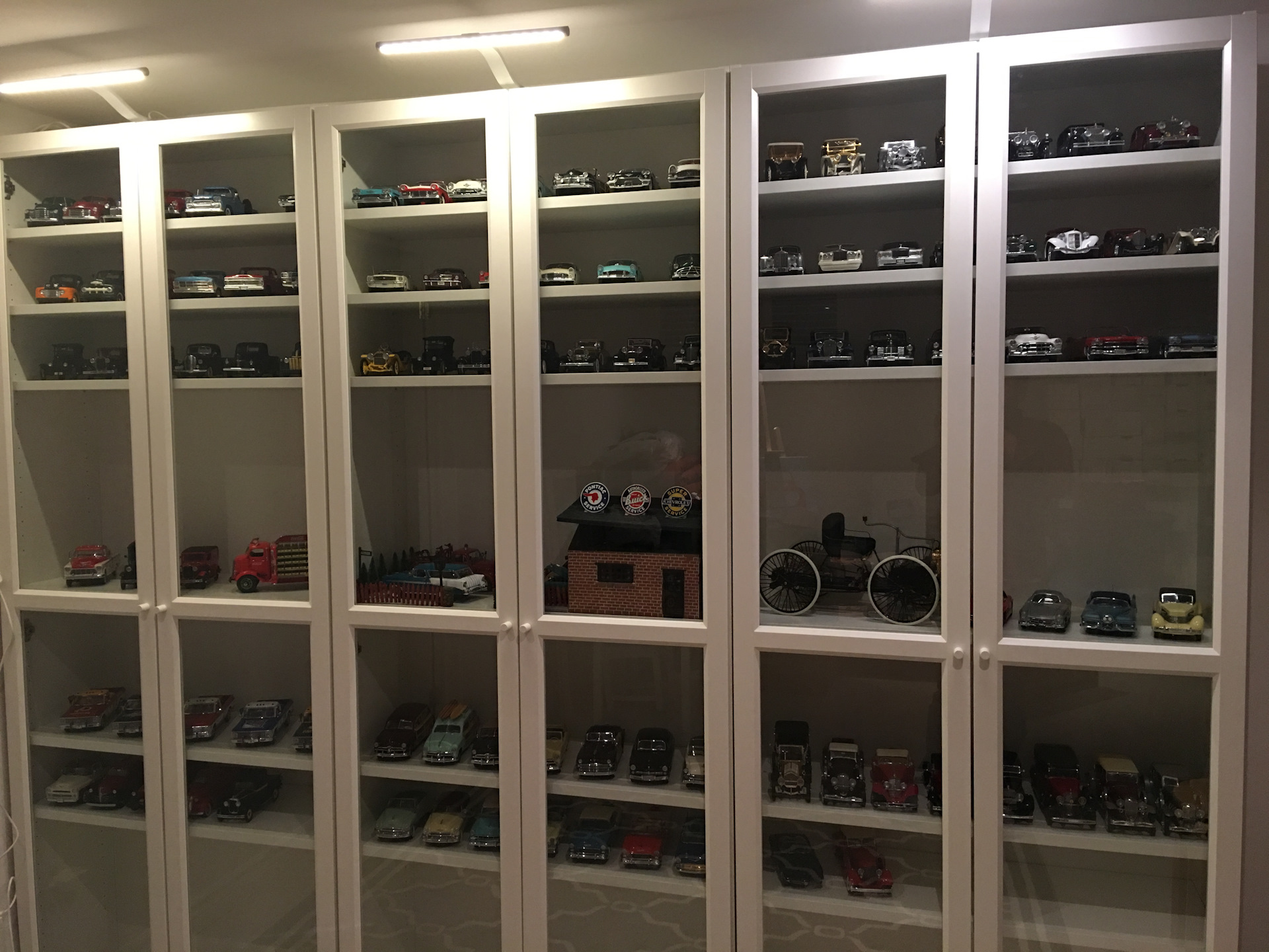 полки и шкафы для моделей и коллекций