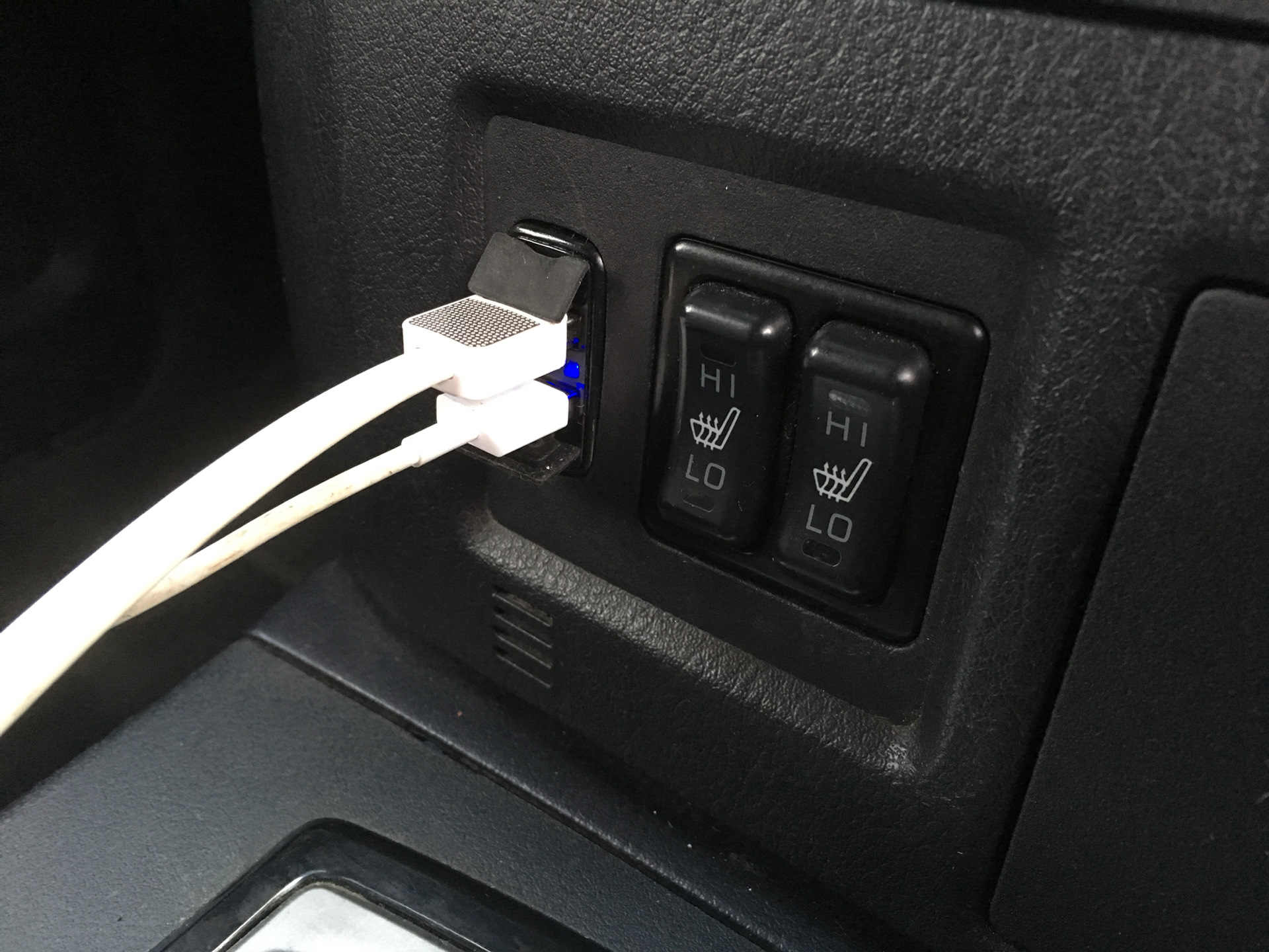 Подключить usb розетку. USB розетка Mitsubishi Outlander 3. USB розетка Mitsubishi Pajero Sport 2. USB зарядка для Mitsubishi Outlander 3. USB разъём Mitsubishi Pajero Sport в штатную заглушку.