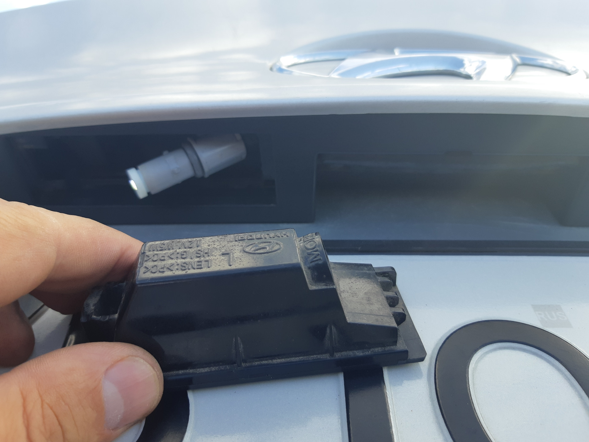 Плафон освещения заднего номерного знака. — Hyundai ix35, 2 л, 2011 ...
