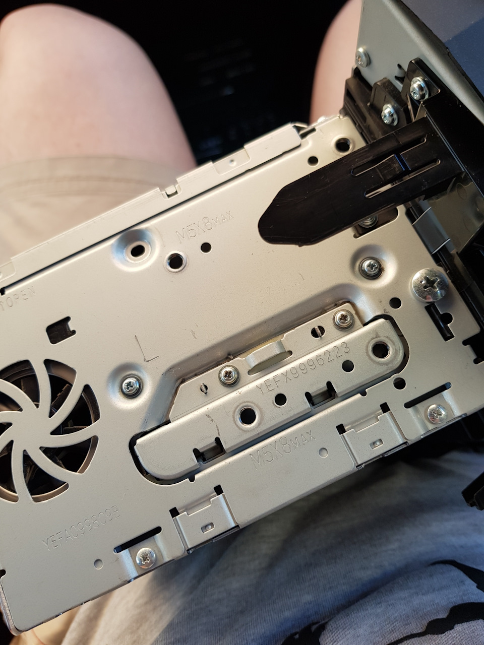 Снимаем держатель жесткого диска — Toyota Prius (30)