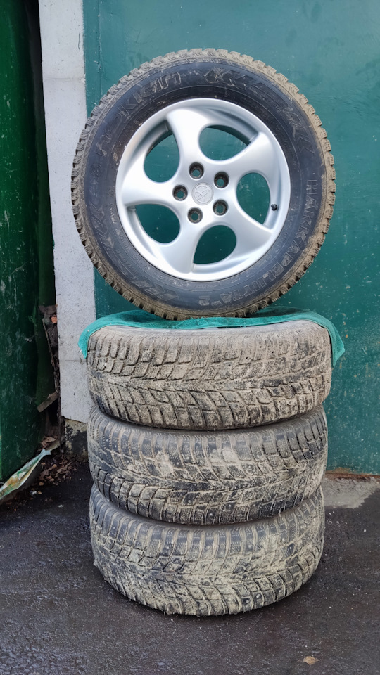 Шины всесезонные Nokian 235/60 R16, литые диски Toyota 7Jx16 ET0 5x114 ...