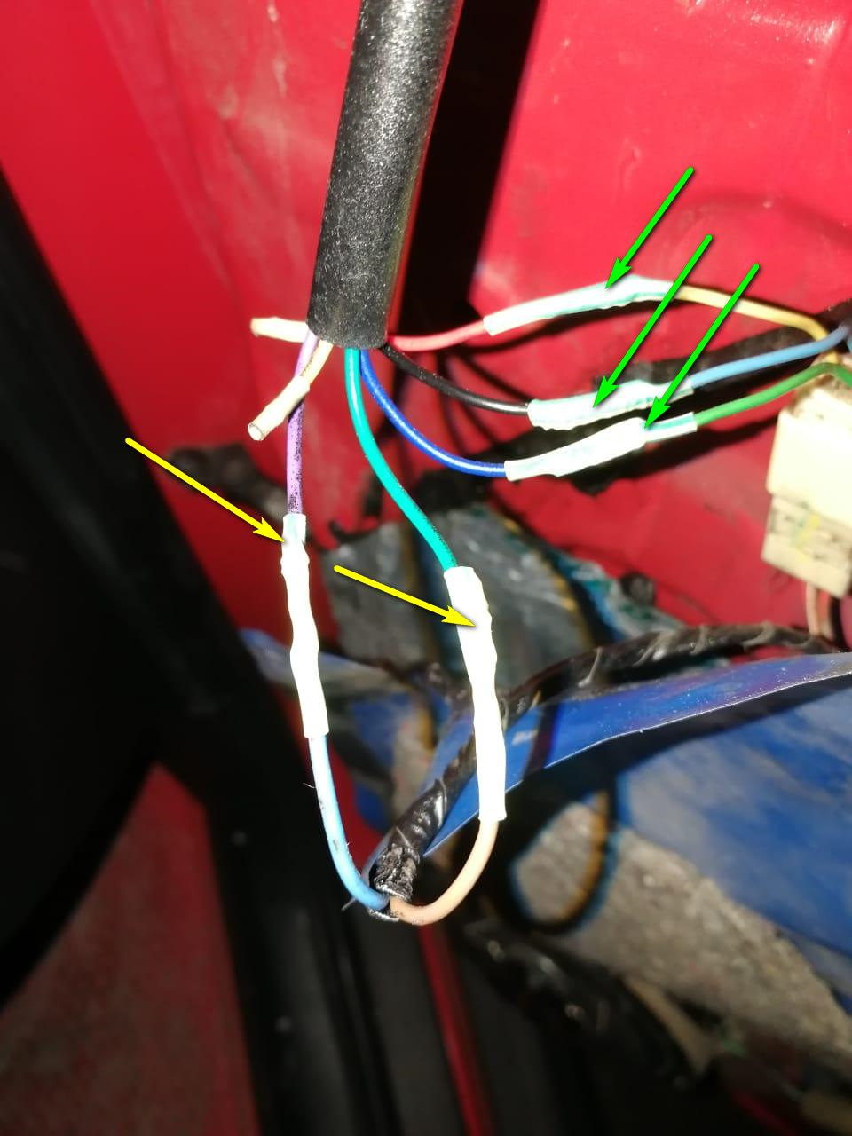 ПРАВАЯ (пассажирская) сторона. Провода, помеченные Зелёными стрелками — отвечают за регулировку зеркал. Провода, помеченные Жёлтыми стрелками — отвечают за повторитель поворота. Обратите внимание, на каждом зеркале — провода разного цвета! П.С. хочу выразить благодарность всем тем, кто делится своим опытом. Помогая друг другу опытом — мы поддерживаем друг друга! Надеюсь моя запись будет вам полезна. Благодарю за внимание! — Pontiac Vibe (1G)