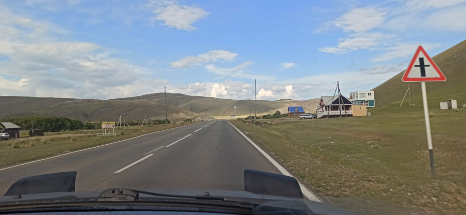 После осмотра мраморного карьера и возвращения на трассу после 30 км гравийки — мы решили доехать до парома на озеро Ольхон. В этой стороне мы не были, но посмотреть очень уж хотелось что тут и как. Ведь до переправы всего то 55 км. Но на сам остров решили не переправляться. — Mazda 323 IV