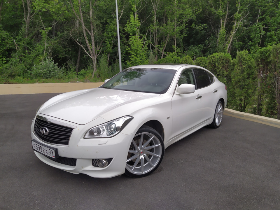 Черная Infiniti m25 на 20 колесах