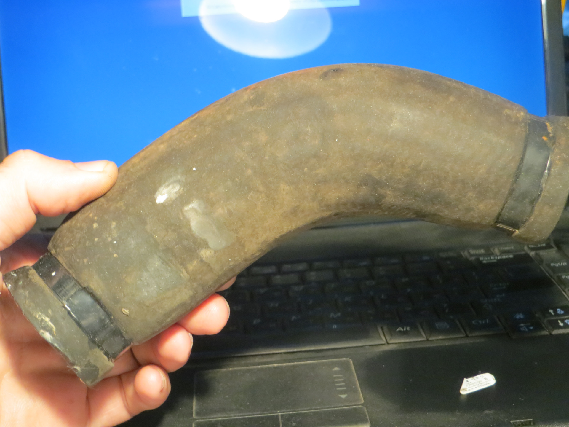 Потек верхний патрубок радиатора. Ушло 5 литров антифриза пока заметил ...