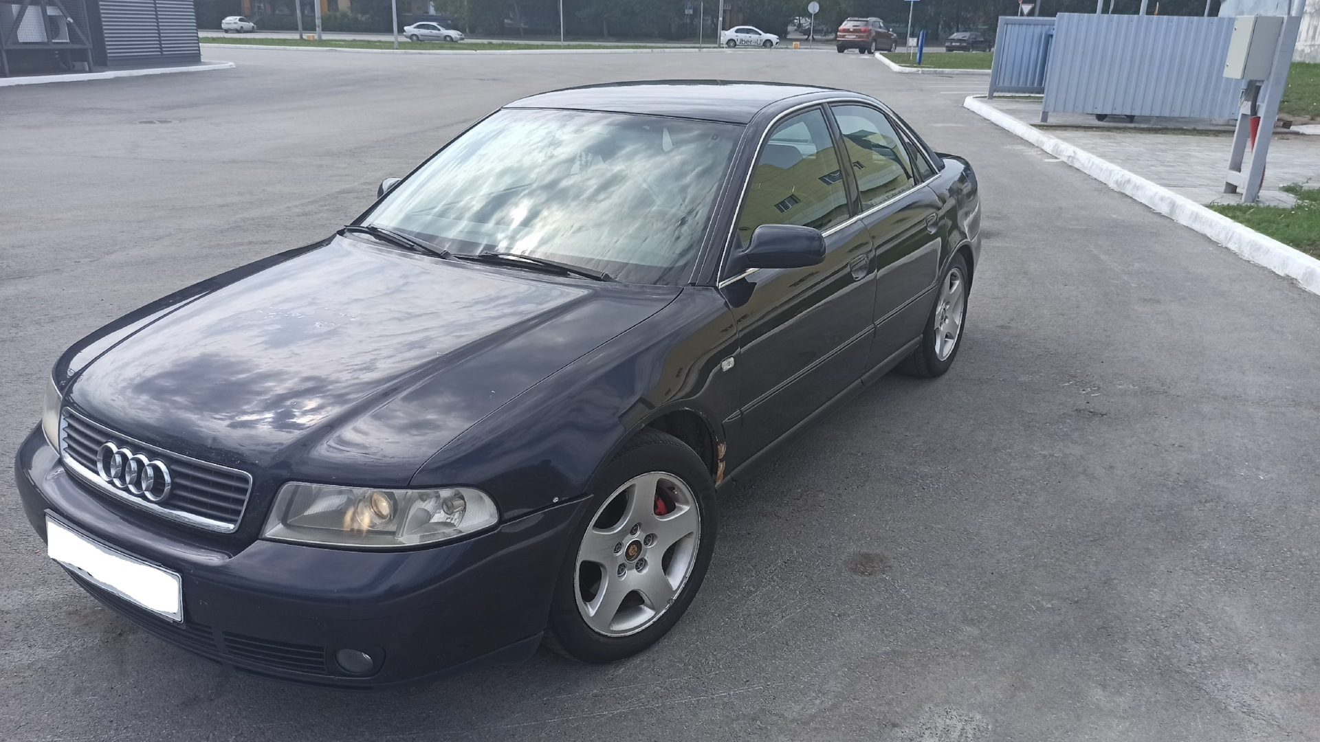 2000 г. Audi a4 b5 Рестайлинг VIN под стеклом. Лендвин 2000 г в.