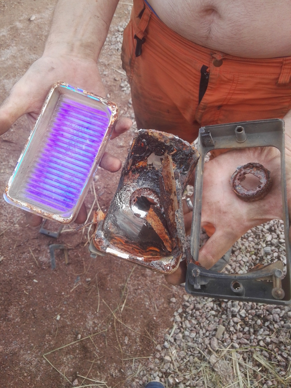 водопроводная труба в разрезе. рено колеос промывка радиатора печки. ионообменные смолы черно коричневый. отложения в трубах. отверстие для бризера.