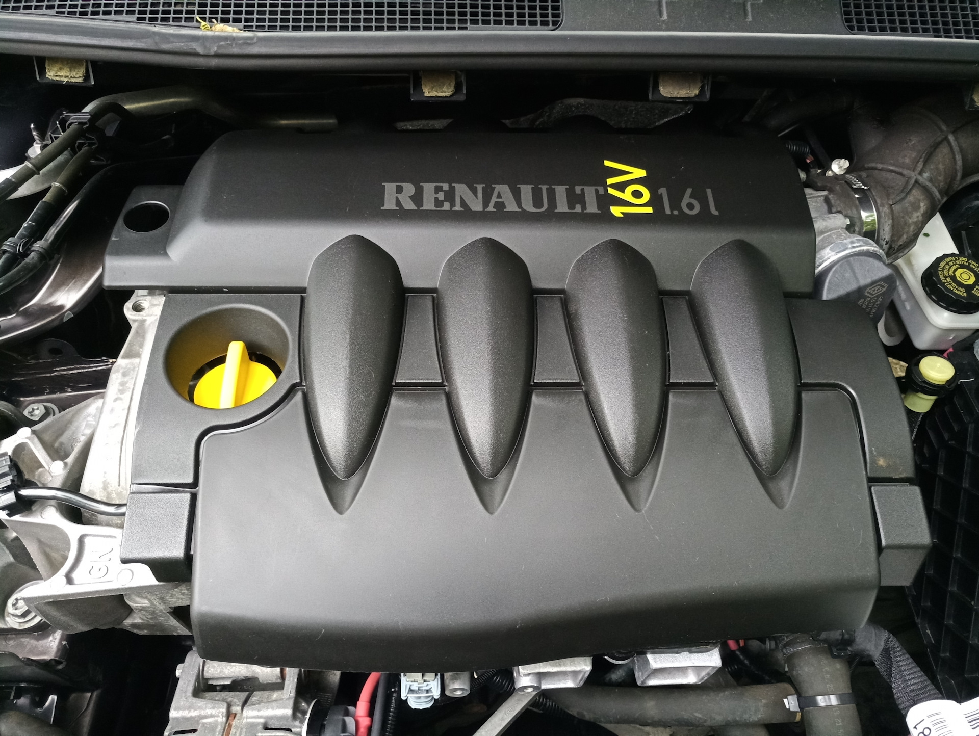 Купить двигатель рено флюенс 1.6. 8200287536 Renault «крышка двигателя». Двигатель Рено Флюенс 1.6. Крышка двигателя Renault Fluence 1.6. Крышка двигателя Рено Меган 2 1.6 к4м.