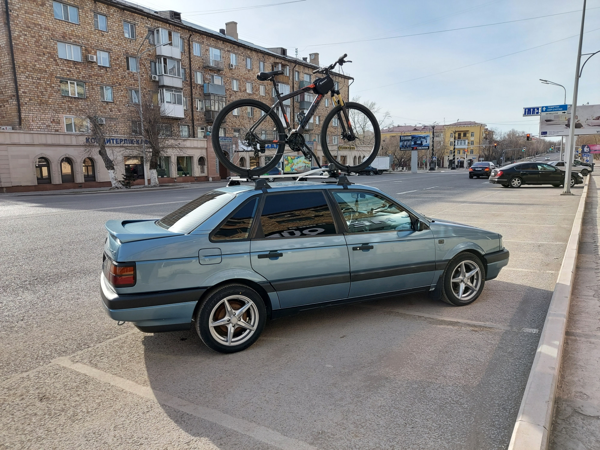 Велосипед на крышу — Volkswagen Passat B3, 1,8 л, 1990 года ...