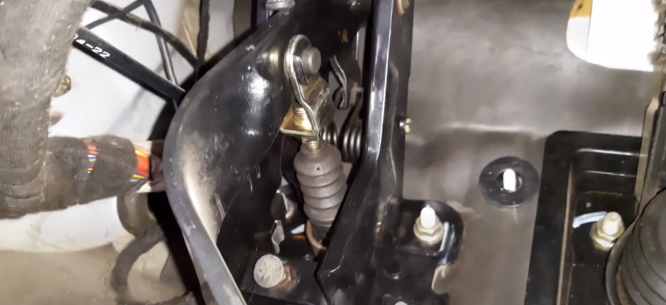 Почему проваливается, падает педаль сцепления. Частая поломка, как ...